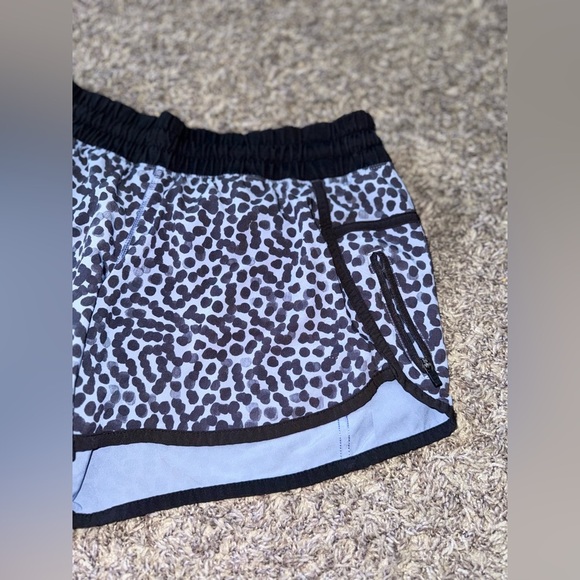 Women’s Lululemon Tracker Short in Ace Spot Tranquil Blue/Black Size 8 - Picture 8 of 15